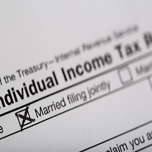 Married filing jointly tax return form impacted by one spouse filing bankruptcy in Florida